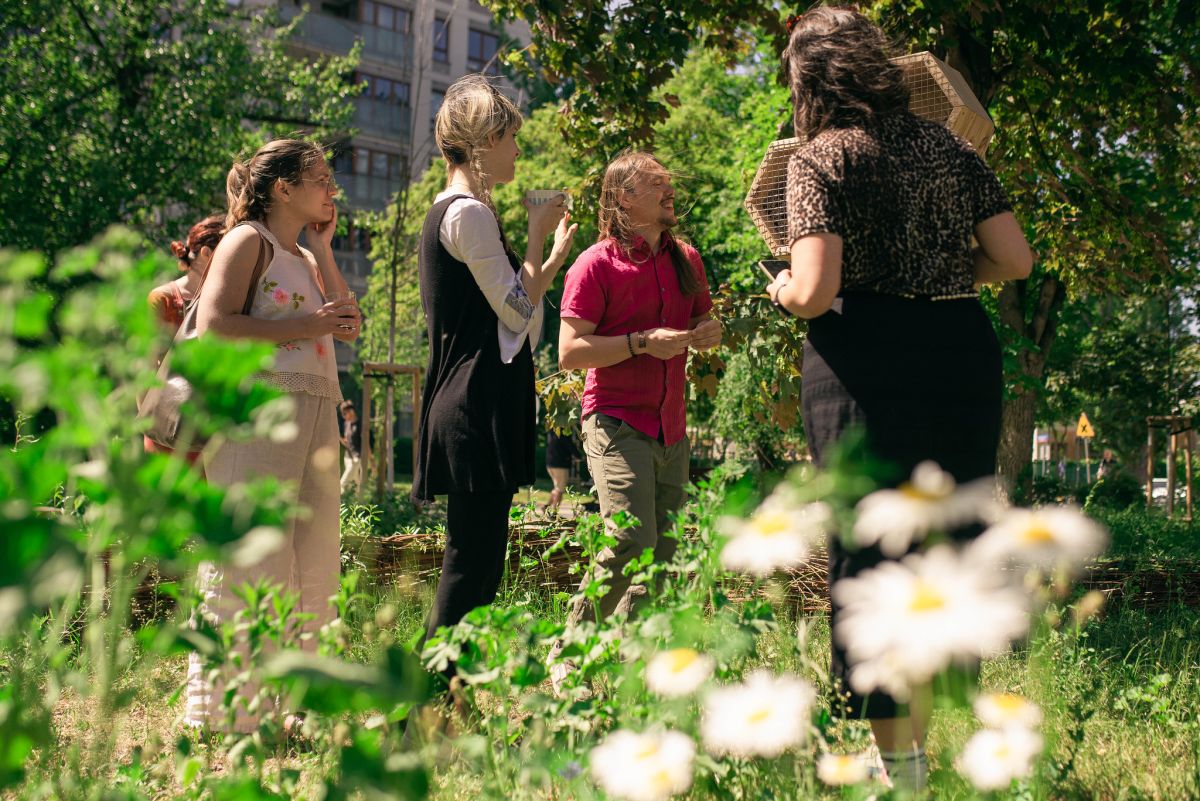 Menschen im Park vor einem Insektenhotel, Zukunftsvision für die Kulturarbeit?  (c) Taisiia Zhebryk 