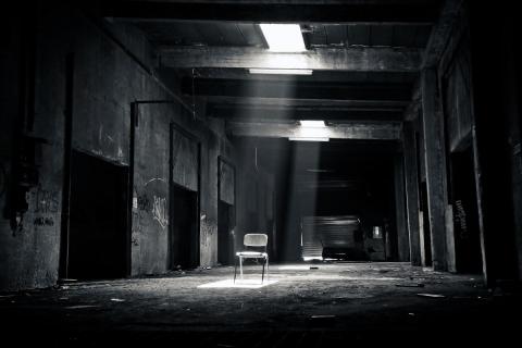 Einsamer Stuhl in leerem Raum 