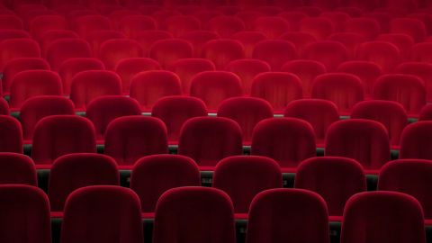 rote leere Sessel im Theater